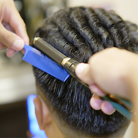 高槻市 | ビーム・ヘアサロン（理容・床屋・散髪） | エアリーパーマ／ショートマッシュ｜大阪府・大阪市・吹田市・豊中市・箕面市・茨木市・枚方市・大山崎町・島本町｜アイロンパーマ の施術シーン・メンズ